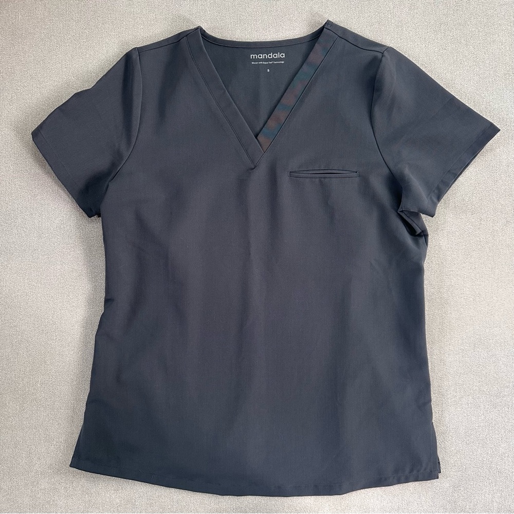 Mandala Women's V-Neck Scrub Top. Small. Charcoal.